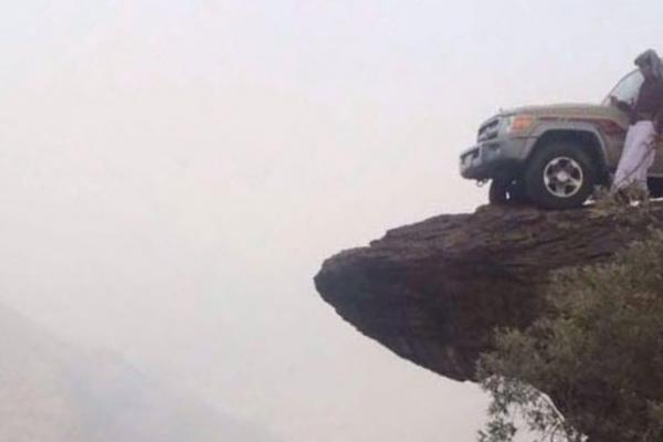 شاب صعد قمة جبال فيفا بسيارته شاب صعد قمة جبال فيفا بسيارته