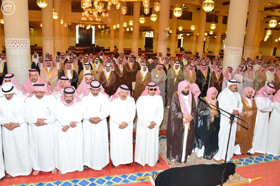 بالصور.. أمير الرياض يؤدي صلاة الميت على والدة الأمير مشعل بن سعود بن عبدالعزيز