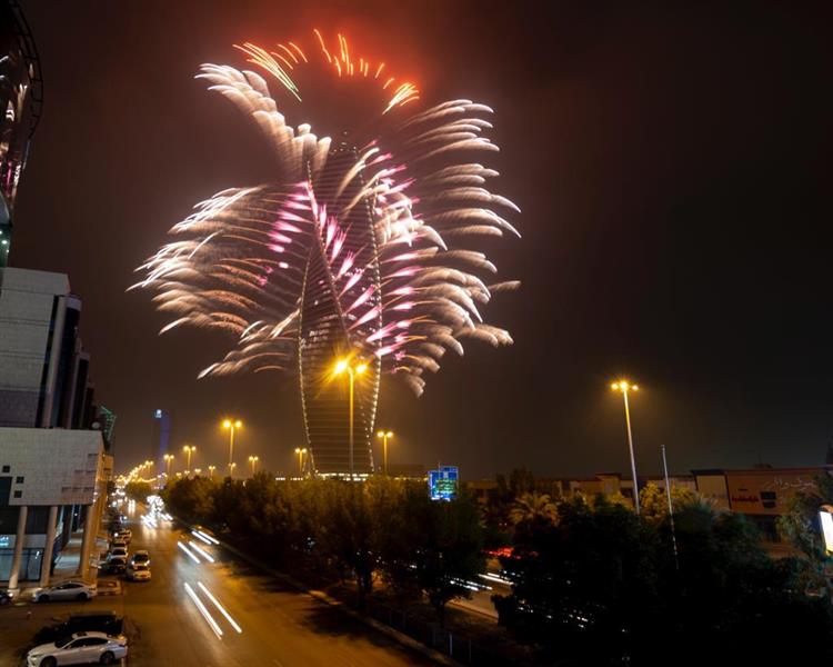 Watch.. Huge fireworks light up the Riyadh sky with joy at the start of the New Year 