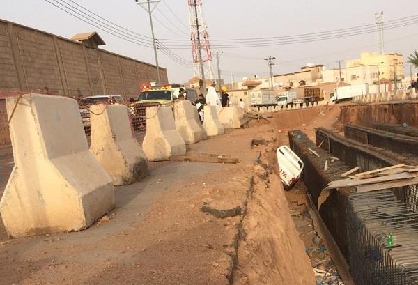 بالصور.. سيارة تسقط في حفرة تصريف السيول بحي أجا بحائل