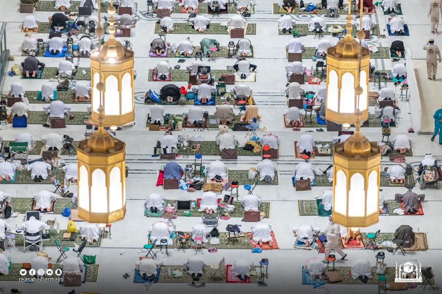 المصلون يشهدون ختم القرآن بالحرمين الشريفين وسط أجواء روحانية المصلون يشهدون ختم القرآن بالحرمين الشريفين وسط أجواء روحانية