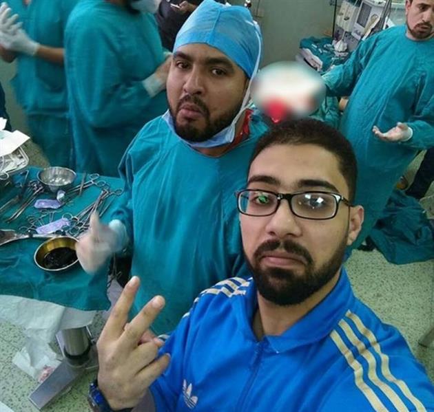 سيلفي مصري يخدش الحياء.. طبيب يلتقط صورة بغرفة الولادة