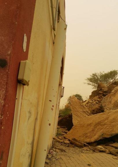 بلدية الحقو تبدأ في إزالة الصخور المهددة للأهالي بلدية الحقو تبدأ في إزالة الصخور المهددة للأهالي