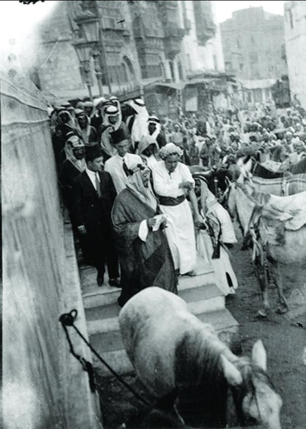 الملك المؤسس يخرج من دار الحكومة (الحميدية)