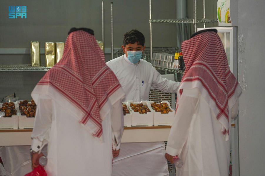 65 نوعا من التمور في مهرجان التمر والعسل بدومة الجندل أبرزها حلوة الجوف