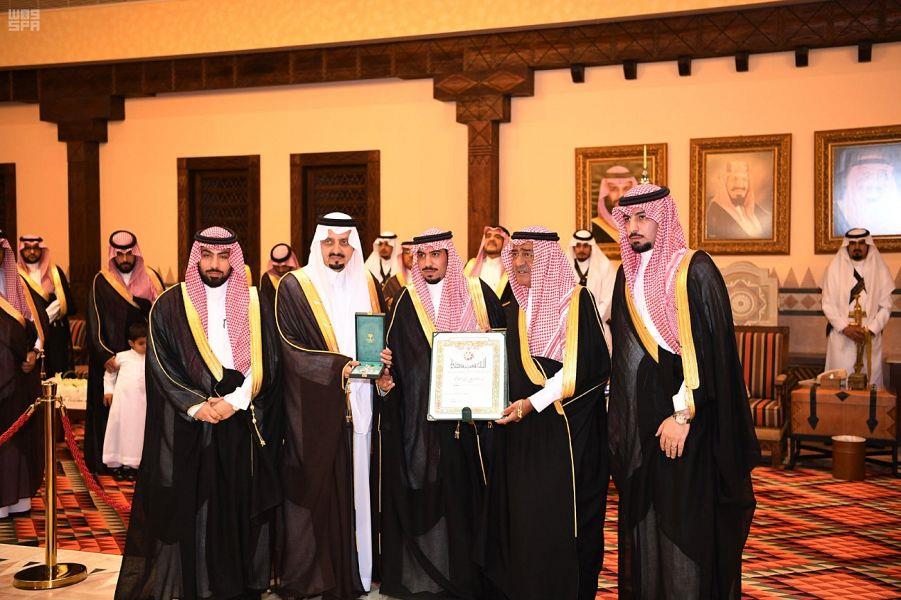 بنظرات يعلوها التأثر.. الأمير مقرن يرعى حفل تكريم شهداء 