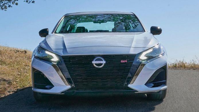 شاهد ... بفرامل تلقائية تعمل في الطوارئ.. "نيسان" تطلق سيارتها الجديدة الخريف المقبل سيارة نيسان