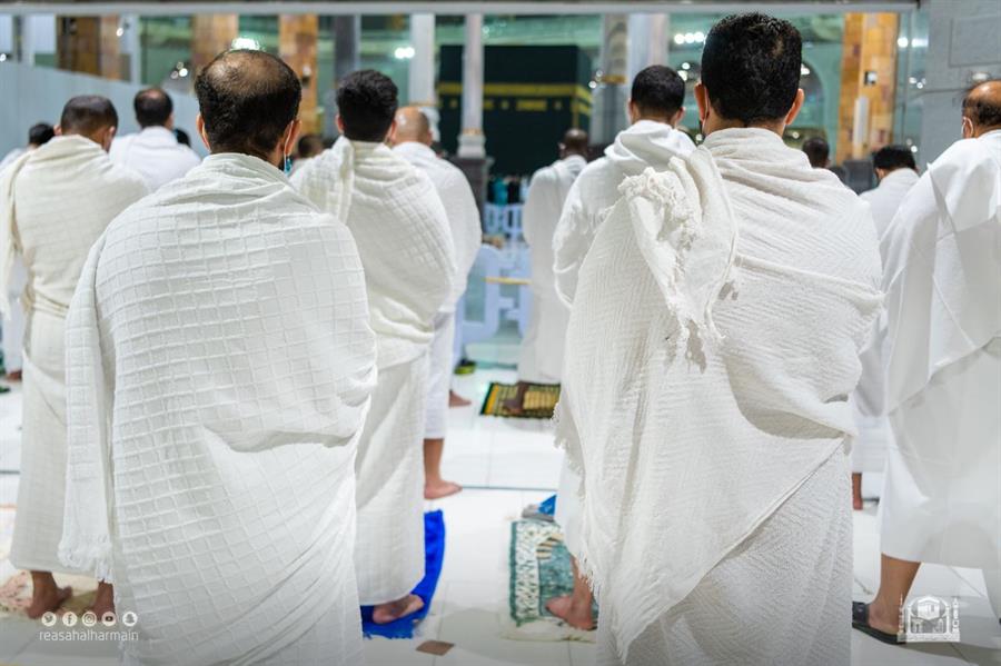 المصلون يشهدون ختم القرآن بالحرمين الشريفين وسط أجواء روحانية المصلون يشهدون ختم القرآن بالحرمين الشريفين وسط أجواء روحانية