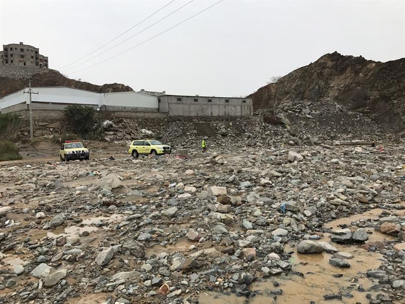 العثور على جثة ثلاثيني جرفت السيول مركبته بالعارضة وانتشال غريق يمني في صبيا