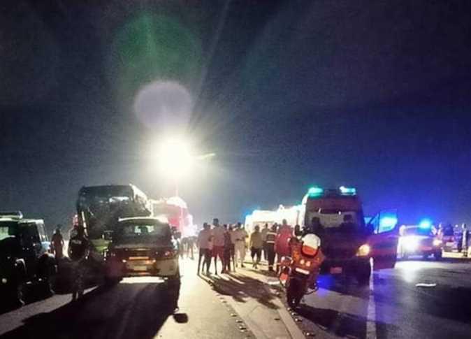 مصرع وإصابة 46 شخصا في انقلاب أتوبيس رحلات بطريق السويس القاهرة (صور)