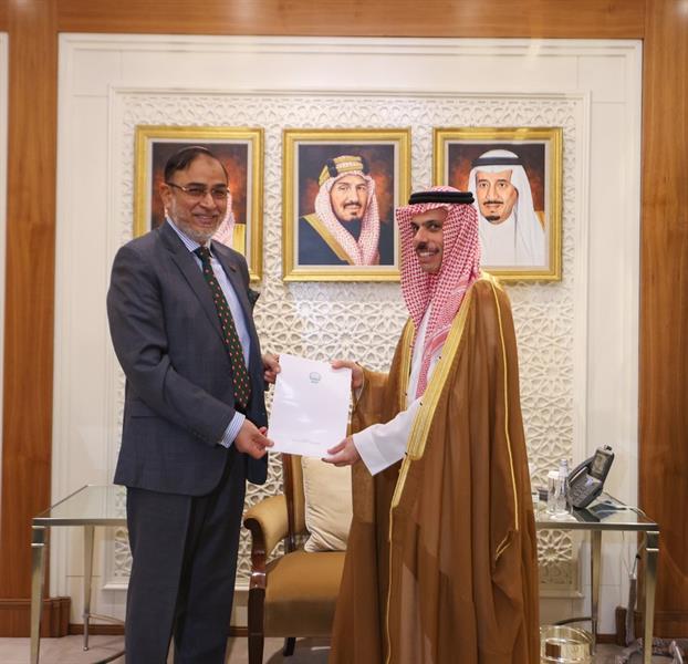 خادم الحرمين يتلقى رسالة خطية من رئيس جمهورية بنغلاديش خادم الحرمين يتلقى رسالة خطية من رئيس جمهورية بنغلاديش