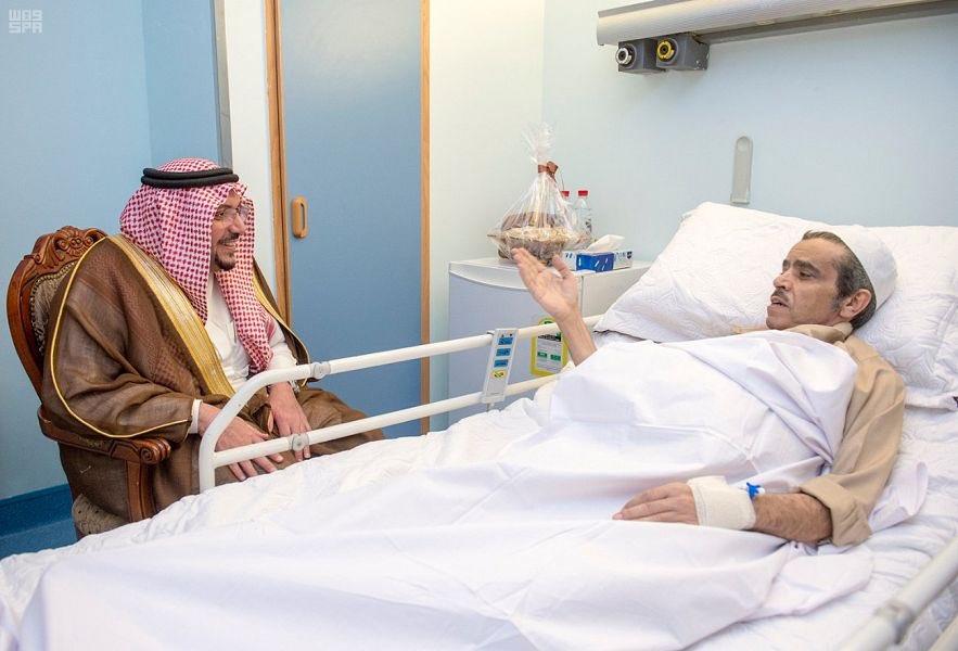 أمير القصيم يطمئن على صحة محافظ الرس