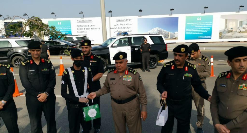 إمارة مكة توزع 30 ألف هدية معايدة على رجال الأمن والصحة بالمنطقة إمارة مكة توزع 30 ألف هدية معايدة على رجال الأمن والصحة بالمنطقة