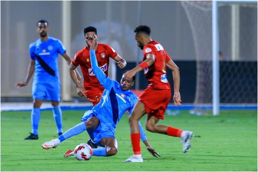 الباطن يبتعد عن ثلاثي الهبوط بثنائية في مرمى ضمك 