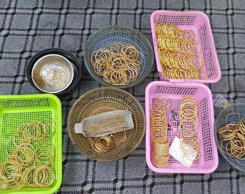 أعلنت وزارة التجارة والاستثمار ضبط عمالة مخالفة حوّلت ‏منزلاً إلى معمل غير مرخص لتصنيع الذهب بحي الكندرة ‏جنوب محافظة جدة.‏  وتمكن مأمورو الضبط القضائي من ضبط سبعة من العمالة ‏الآسيوية، يعملون داخل المعمل غير المسجل تجاريًا، وليس لديه ‏تراخيص مزاولة نشاط المعادن الثمينة، إضافة لعدم توافر ‏‏