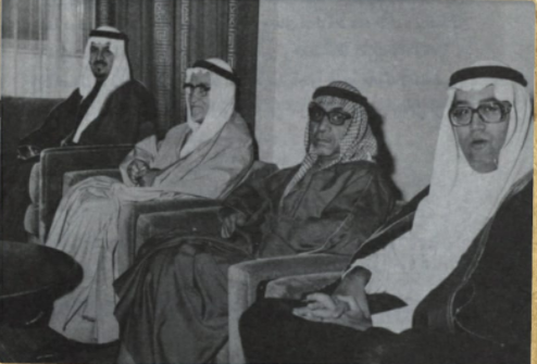 صورة نادرة تجمع الأمير سلطان وغازي القصيبي خلال زيارة للبحرين برفقة الملك خالد 