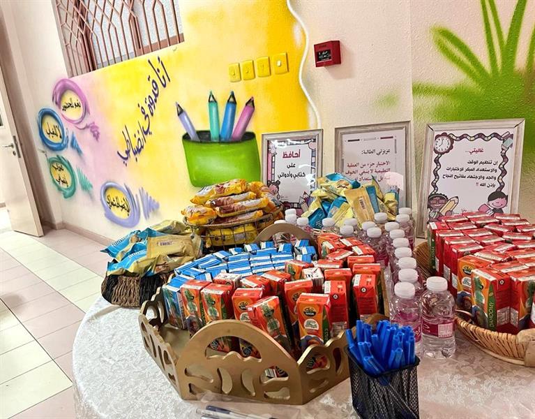 المدارس تستقبل الطلاب والطالبات بالورود والهدايا