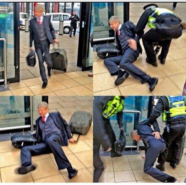 فينغر يسقط في المطار