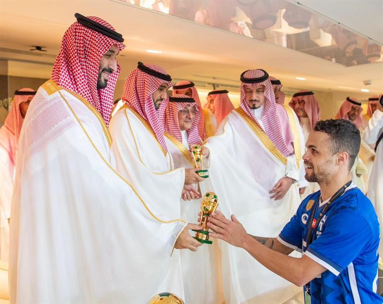 ولي العهد يتوج فريق الهلال بكأس خادم الحرمين
