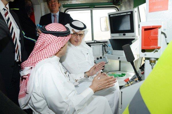 وزير النقل يطلع على عربات قطار الحرمين بالمدينة المنورة