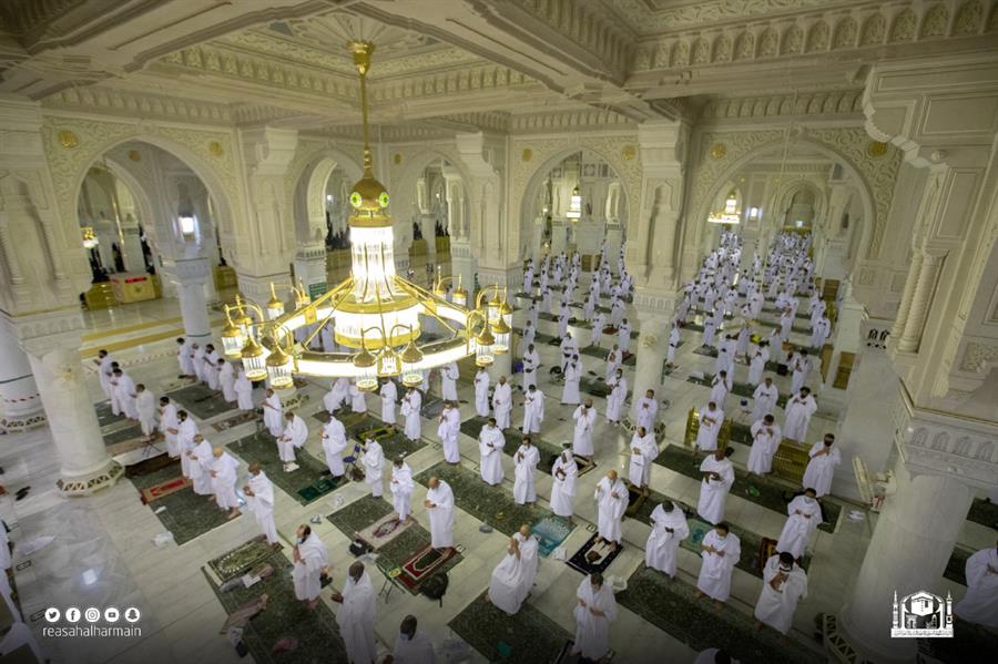 المصلون يشهدون ختم القرآن بالحرمين الشريفين وسط أجواء روحانية المصلون يشهدون ختم القرآن بالحرمين الشريفين وسط أجواء روحانية