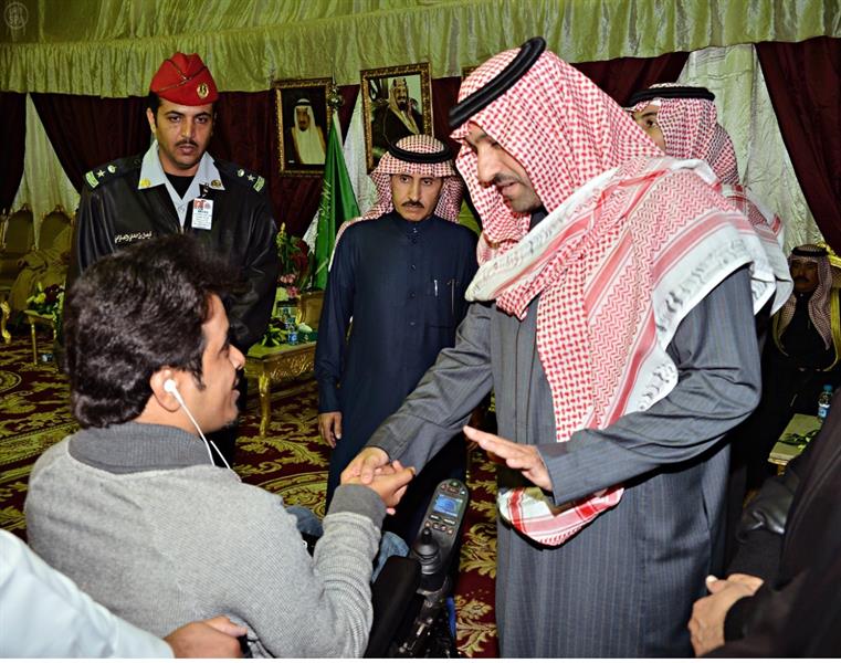 الأمراء سلمان ومقرن وأحمد ومسؤولون وعلماء يزورون خادم الحرمين الشريفين