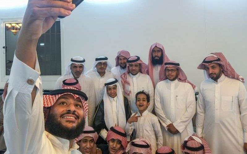 حفل زفاف أصغر عريس بتبوك.. وصديق للعائلة يكشف قصة الزواج