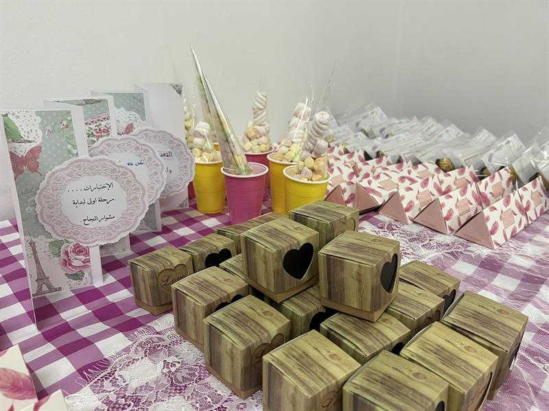 المدارس تستقبل الطلاب والطالبات بالورود والهدايا