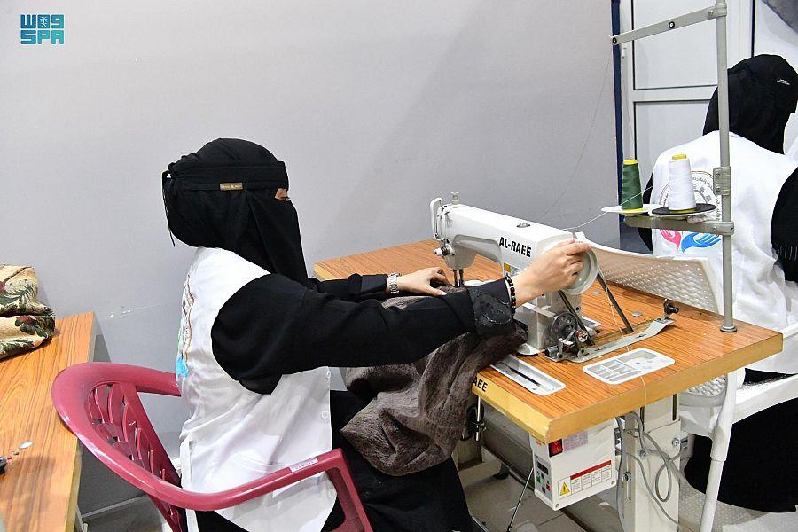 مواطنة تحول الألواح الخشبية إلى أعمال وتحف فنية منذ 50 عامًا 