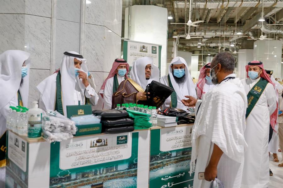 الشيخ ياسر الدوسري يشارك في توزيع أدوات التعقيم على المعتمرين 