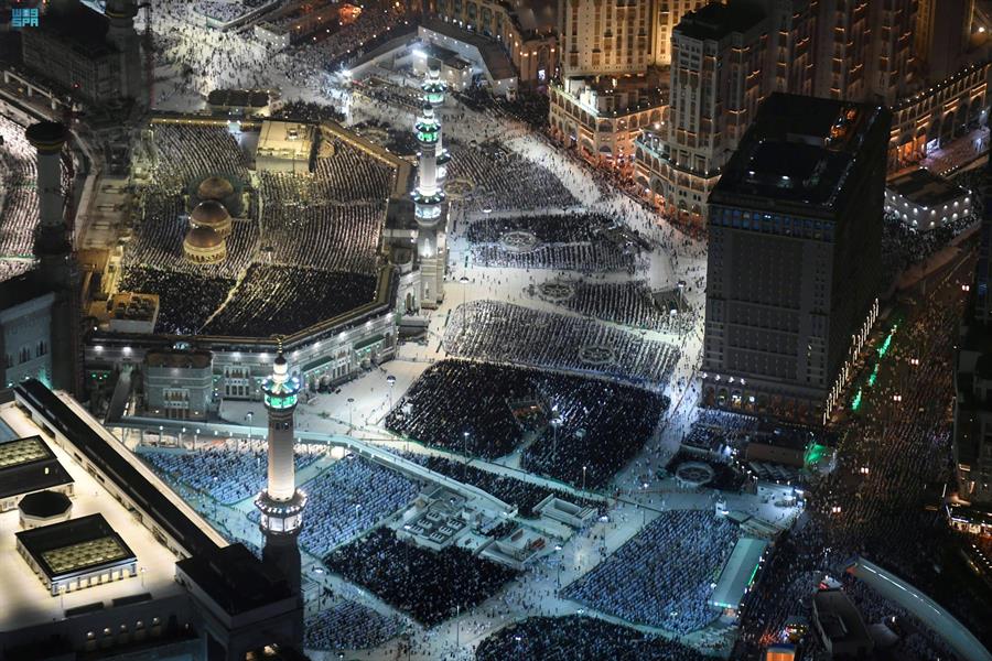 وسط أجواء إيمانية.. قاصدو المسجد الحرام والمسجد النبوي يشهدون ختم القرآن في ليلة 29 (صور) 