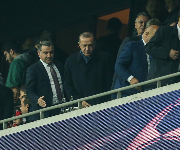 بالصور.. الرئيس أردوغان يحضر مباراة “بشكتاش” و”موناكو” بدوري أبطال أوروبا