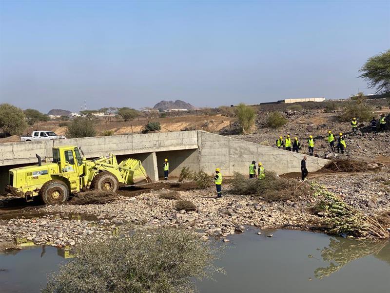 انتشال غريق بمياه الأمطار في المدينة وإنقاذ اثنين احتجزا بوادٍ بالقصيم 