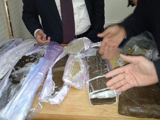 السلطات المصرية تضبط خليجيين حاولا تهريب أكبر كمية حشيش فى تاريخ مطار القاهرة 