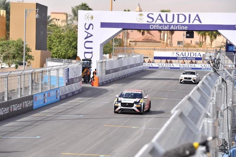 بالصور : ريما الجفالي.. أول سعودية تُشارك بسباق سيارات بالصور : ريما الجفالي.. أول سعودية تُشارك بسباق سيارات