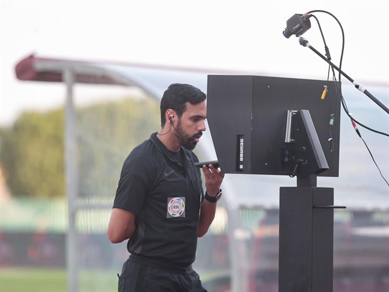 تعطل تقنية الفيديو قبل مباراة الخليج والفيحاء (صور) تعطل تقنية الفيديو قبل مباراة الخليج والفيحاء (صور)