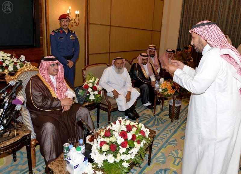 بالصور: وزير الداخلية يزور أسر شهداء الواجب في مقر إقامتهم بمكة المكرمة