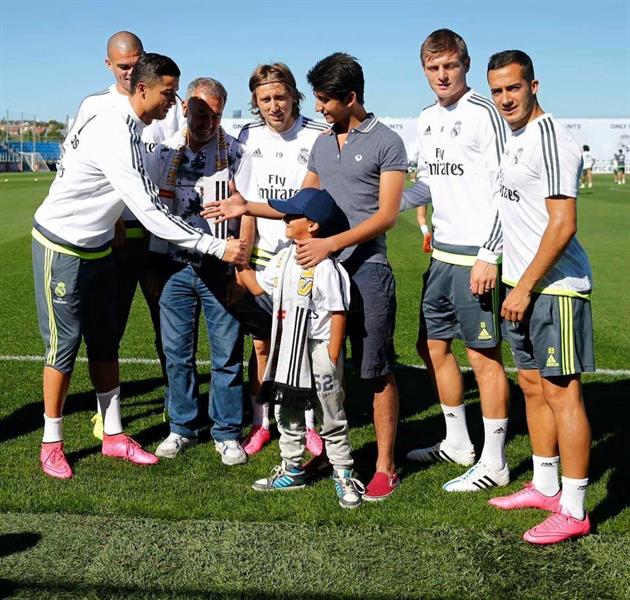ريال مدريد يستقبل المدرب السوري اللاجئ ونجليه