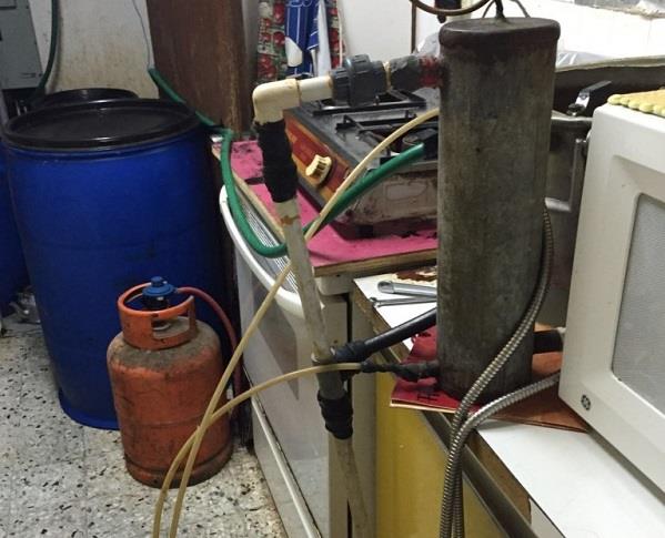 بالصور.. ضبط مصنع خمور وعرق مسكر بمنزل وافد في ينبع بالصور.. ضبط مصنع خمور وعرق مسكر بمنزل وافد في ينبع