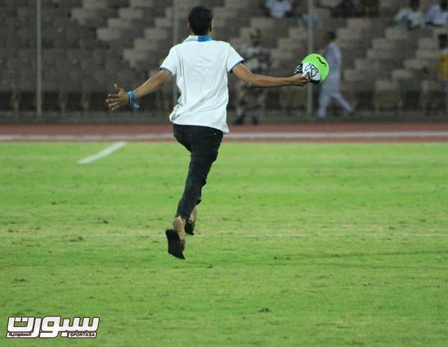  مشجع هلالي يقتحم ملعب مباراة الاتحاد والنصر