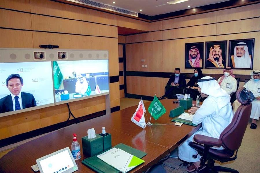 الفالح يبحث مع وزير التجارة السنغافوري مبادرات التعاون الاستثماري
