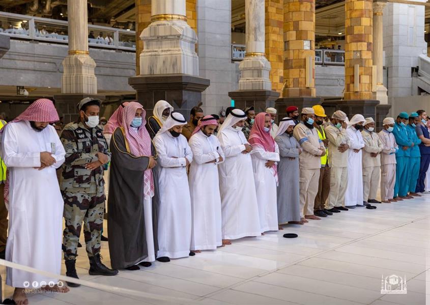 جموع المصلين يؤدون صلاة عيد الأضحى المبارك في المسجد الحرام جموع المصلين يؤدون صلاة عيد الأضحى المبارك في المسجد الحرام