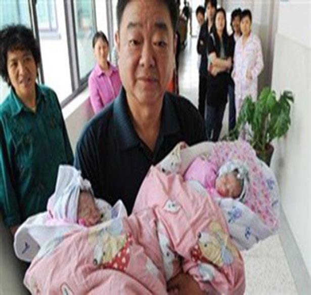 بعد تسمم ابنتها بالغاز.. «ستينية» تنجب توأمتين