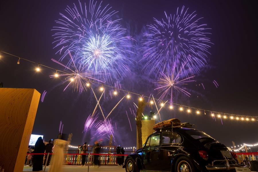 Watch.. Huge fireworks light up the Riyadh sky with joy at the start of the New Year 