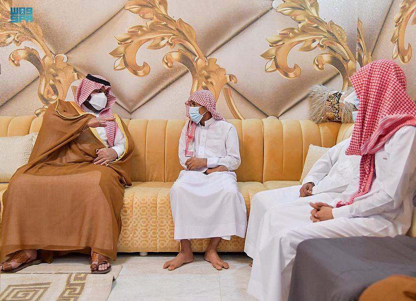 نائب أمير جازان يطمئن على صحة المصابين جراء سقوط المقذوف الحوثي.. ويقدم التعازي لذوي المتـوفيين (فيديو وصور) 