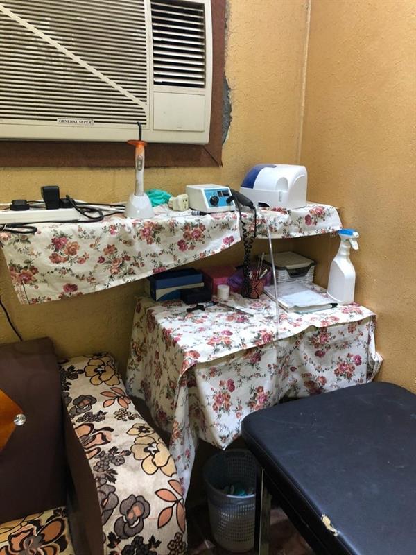 الإطاحة بـ5 أطباء مزيفين بينهم سيدة كانوا يديرون عيادة أسنان بجدة