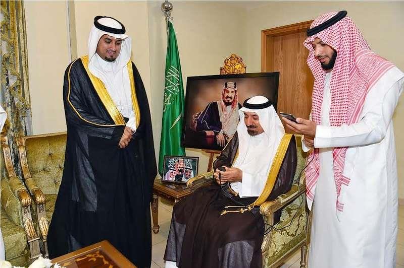 أمير نجران يوثق بصمته لدى الاتصالات في مكتبه بديوان الإمارة