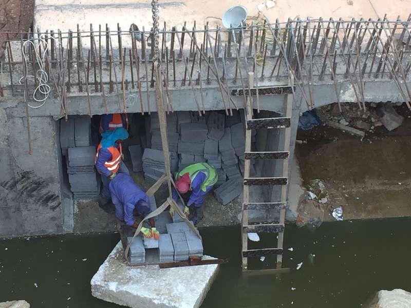 وزارة النقل ترصد محاولات جديدة لإغلاق عبارات تصريف مياه الأمطار بمخرج 8 بالرياض