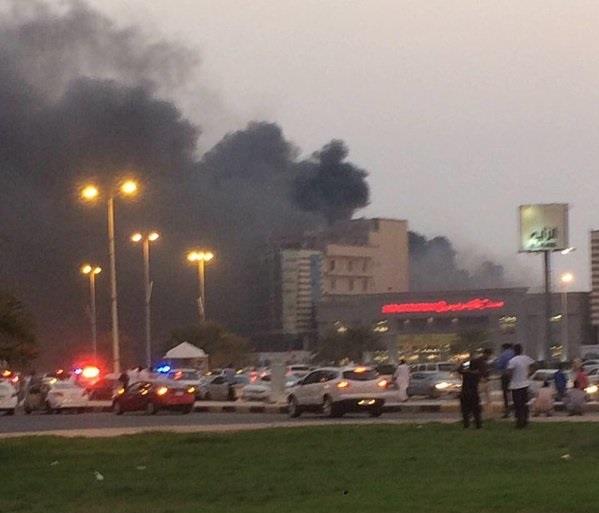 بالفيديو والصور.. اندلاع حريق في مول تجاري بجازان قبل افتتاحه بأيام