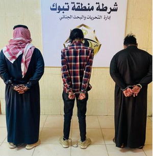 شرطة تبوك تقبض على 3 متهمين بإتلاف عربة متنقلة